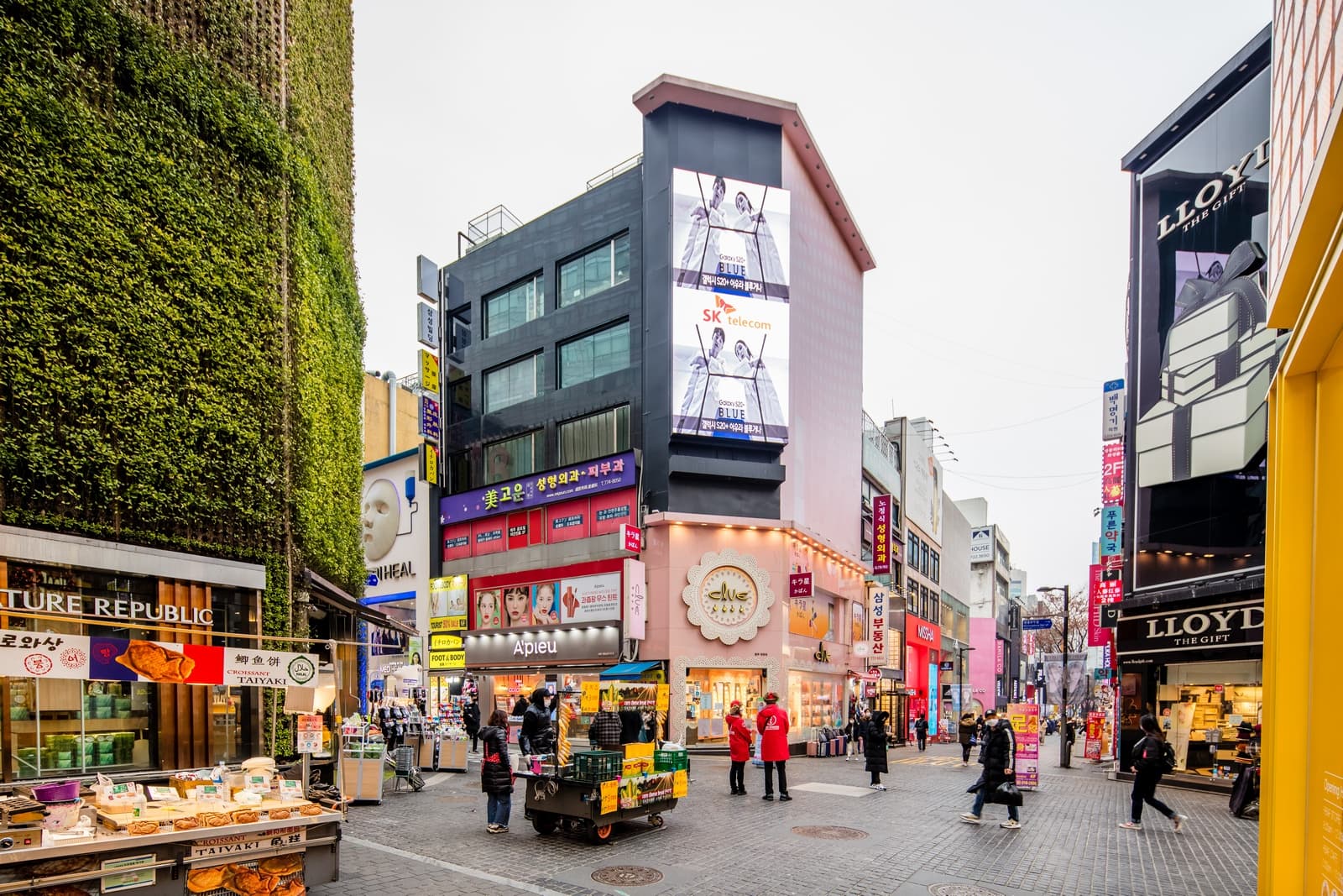 Seoul Solo Female Travel Safety Guide 2026: Neighborhoods, Night Transport & Glow-cation Tips