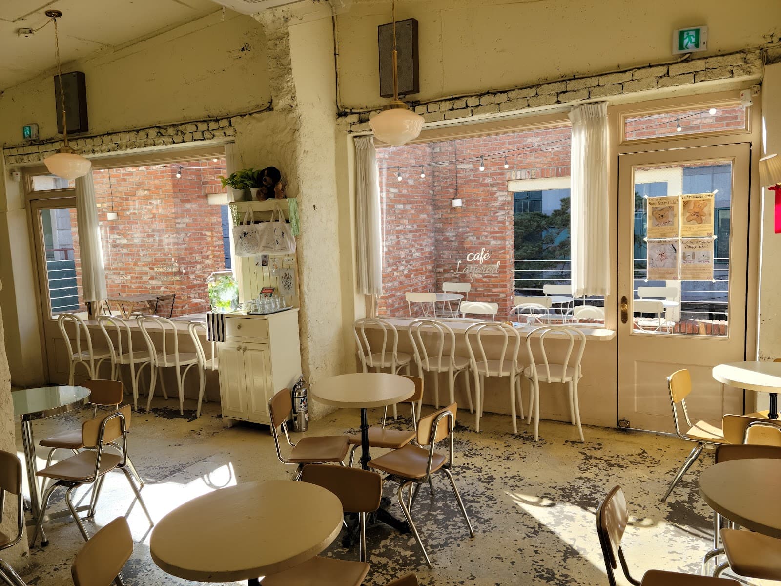 연남동 디자인 카페 7곳: 경의선숲길이 만든 미학적 공간들