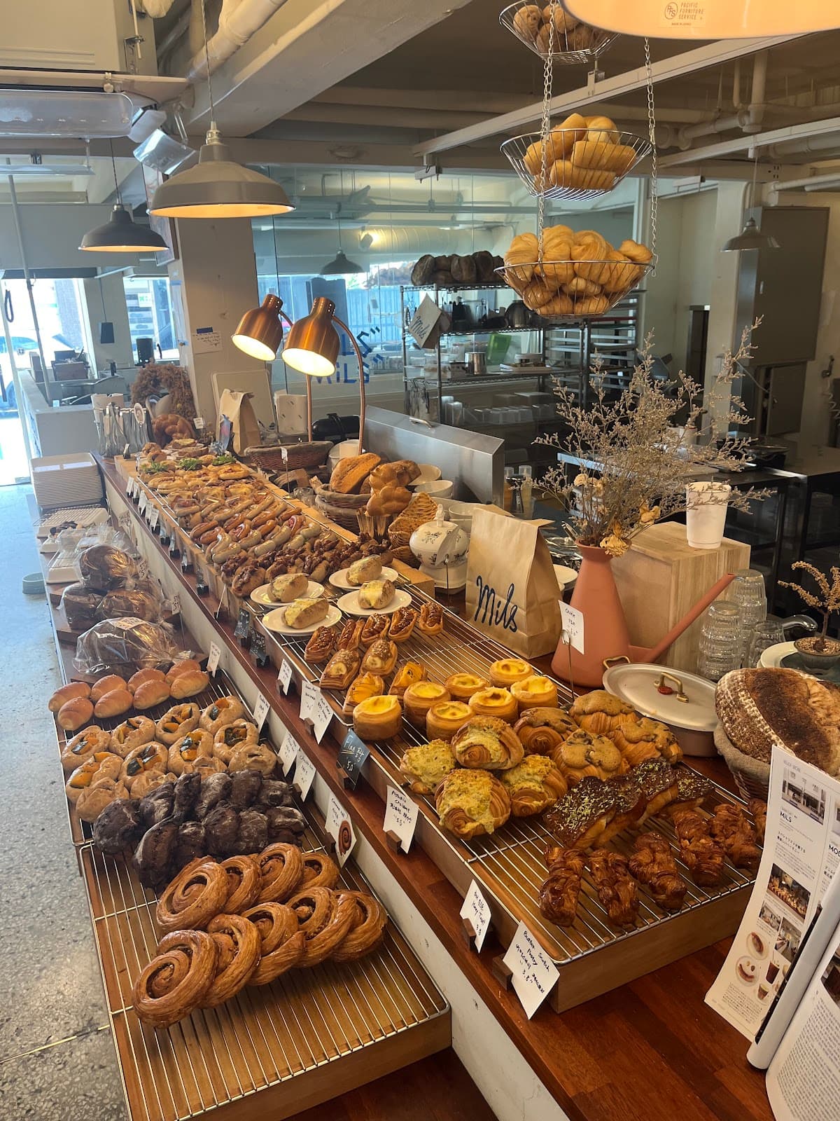 MILS — 성수동 사워도우 베이커리 카페