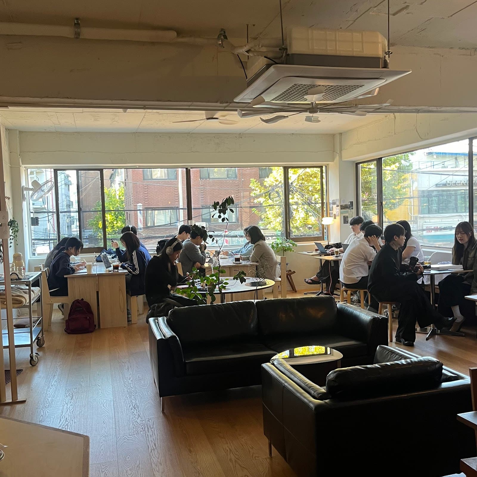 Roving Coffee（로잉커피바）