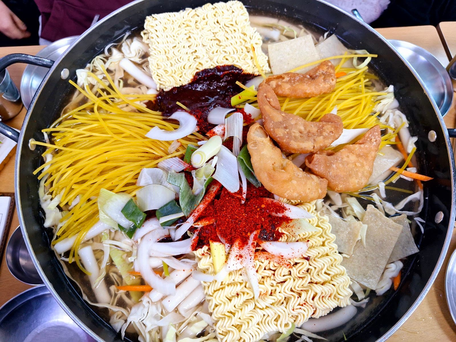 首尔炒年糕指南2026：新堂洞火锅·街头小摊·最佳打卡地