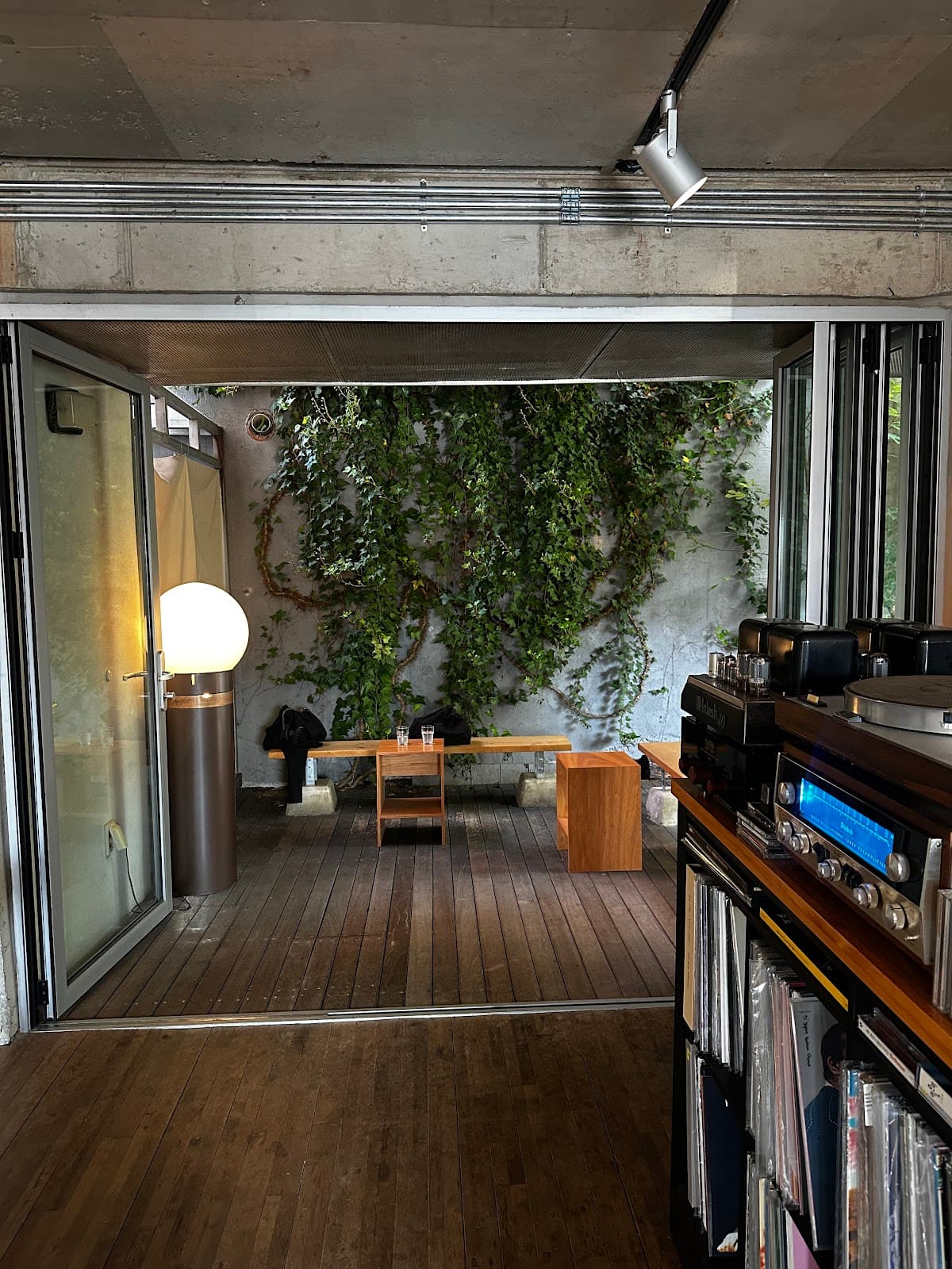 ZakiLove — 後岩洞のバイナルLPカフェ 3